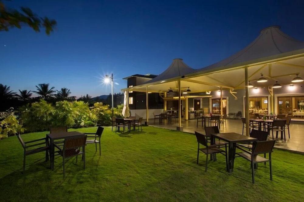 Purple Palms Resort & Spa Kushalnagar Exterior photo