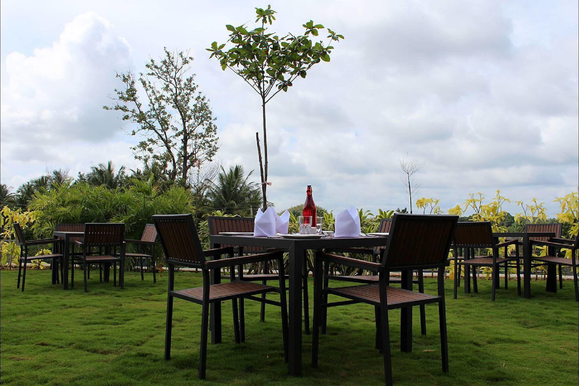 Purple Palms Resort & Spa Kushalnagar Exterior photo